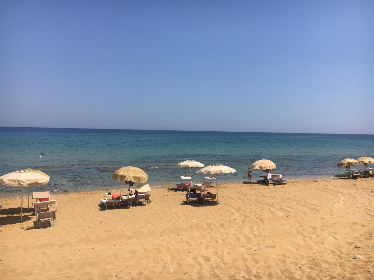 Villa Del Falso Pepe Avola Bagian luar foto