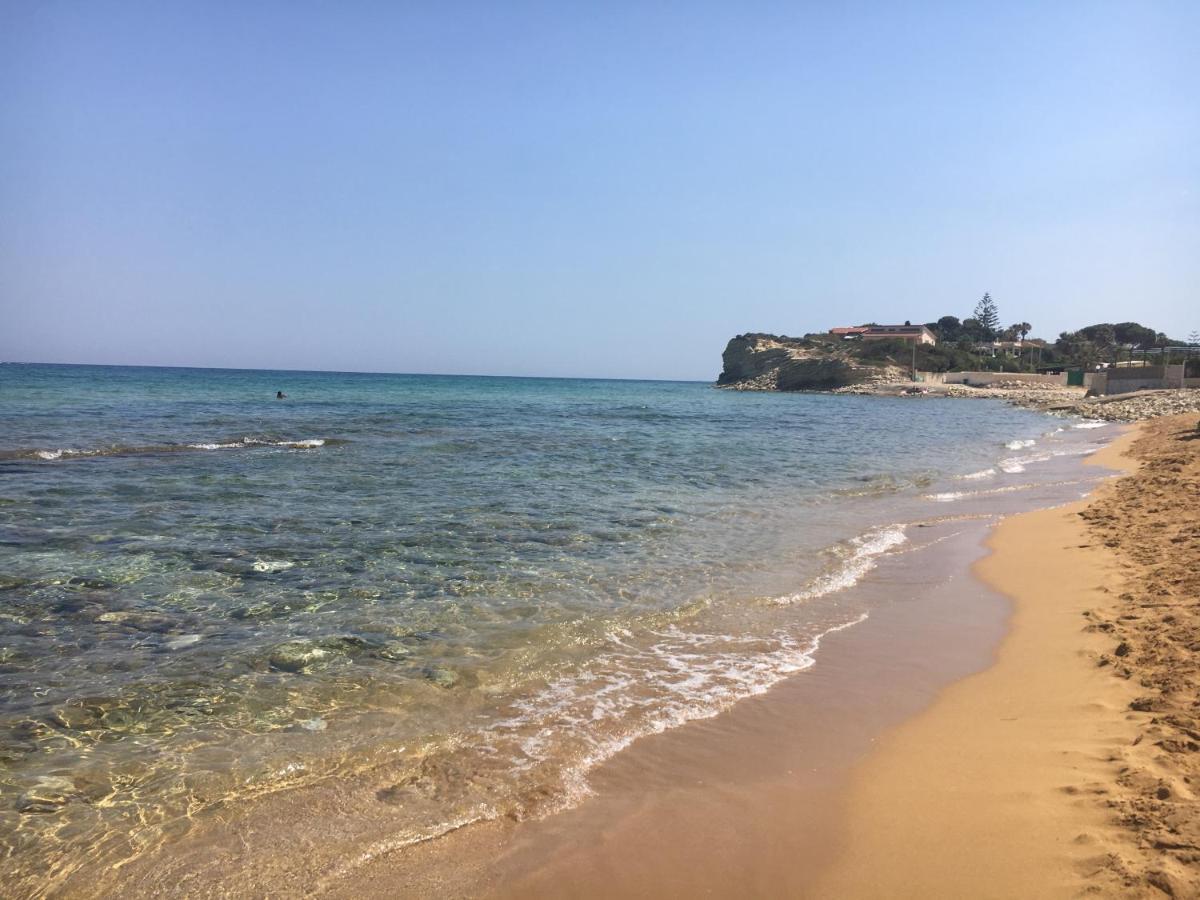 Villa Del Falso Pepe Avola Bagian luar foto