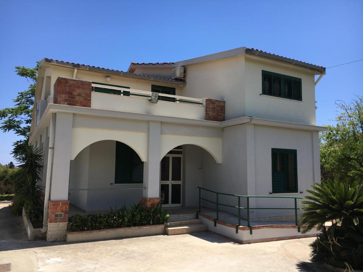 Villa Del Falso Pepe Avola Bagian luar foto