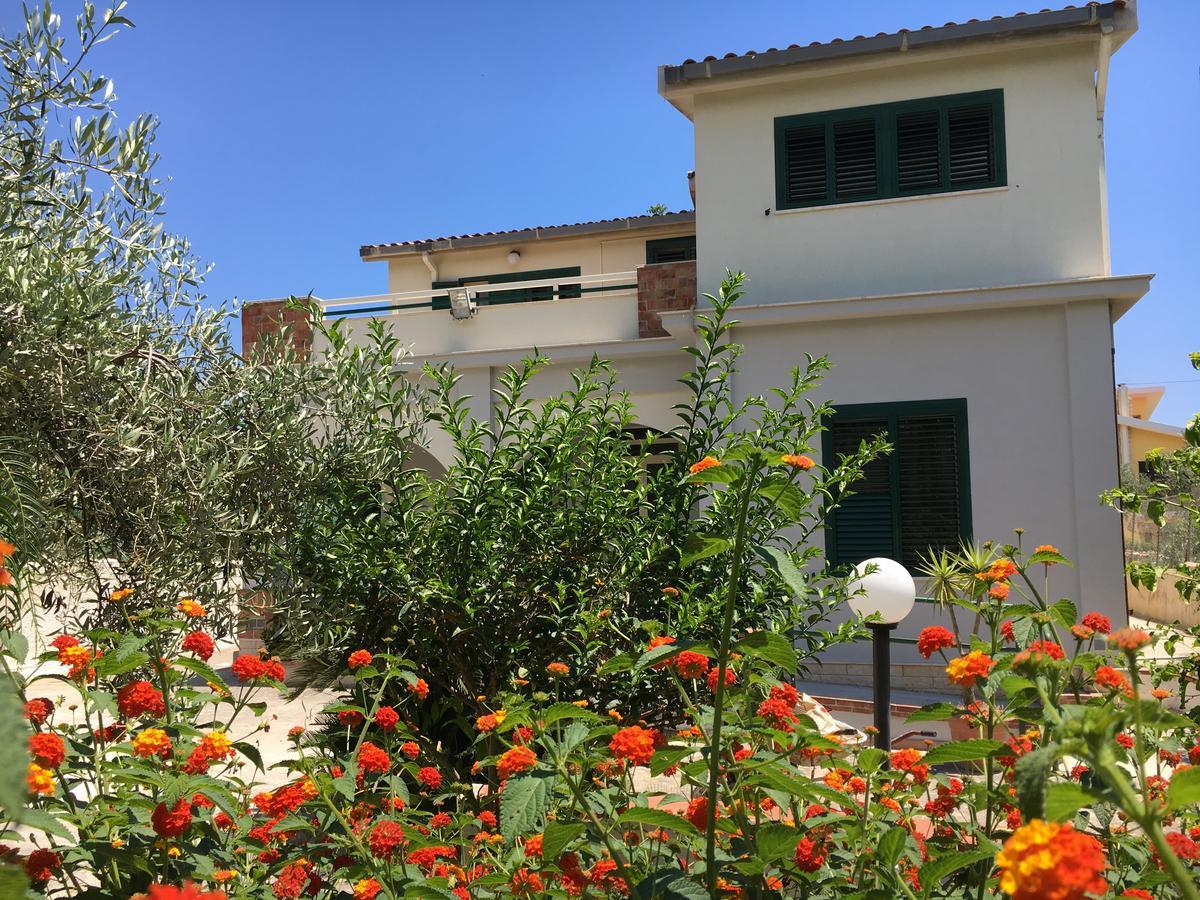 Villa Del Falso Pepe Avola Bagian luar foto